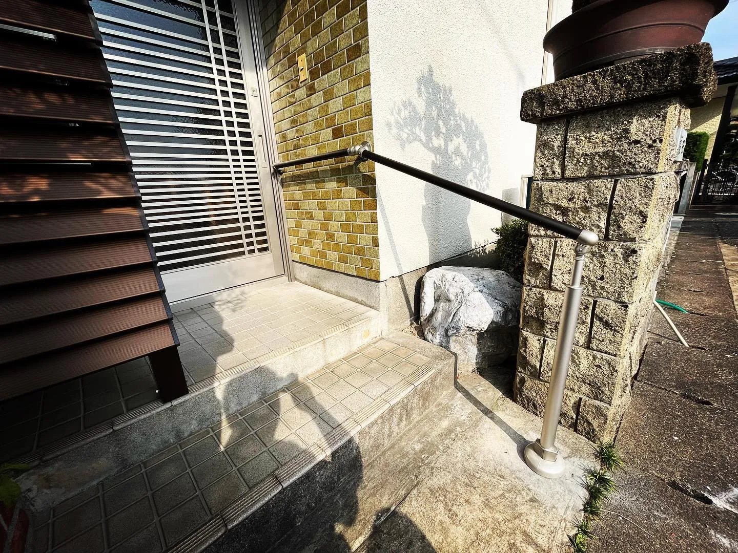 F様宅の玄関ポーチへ